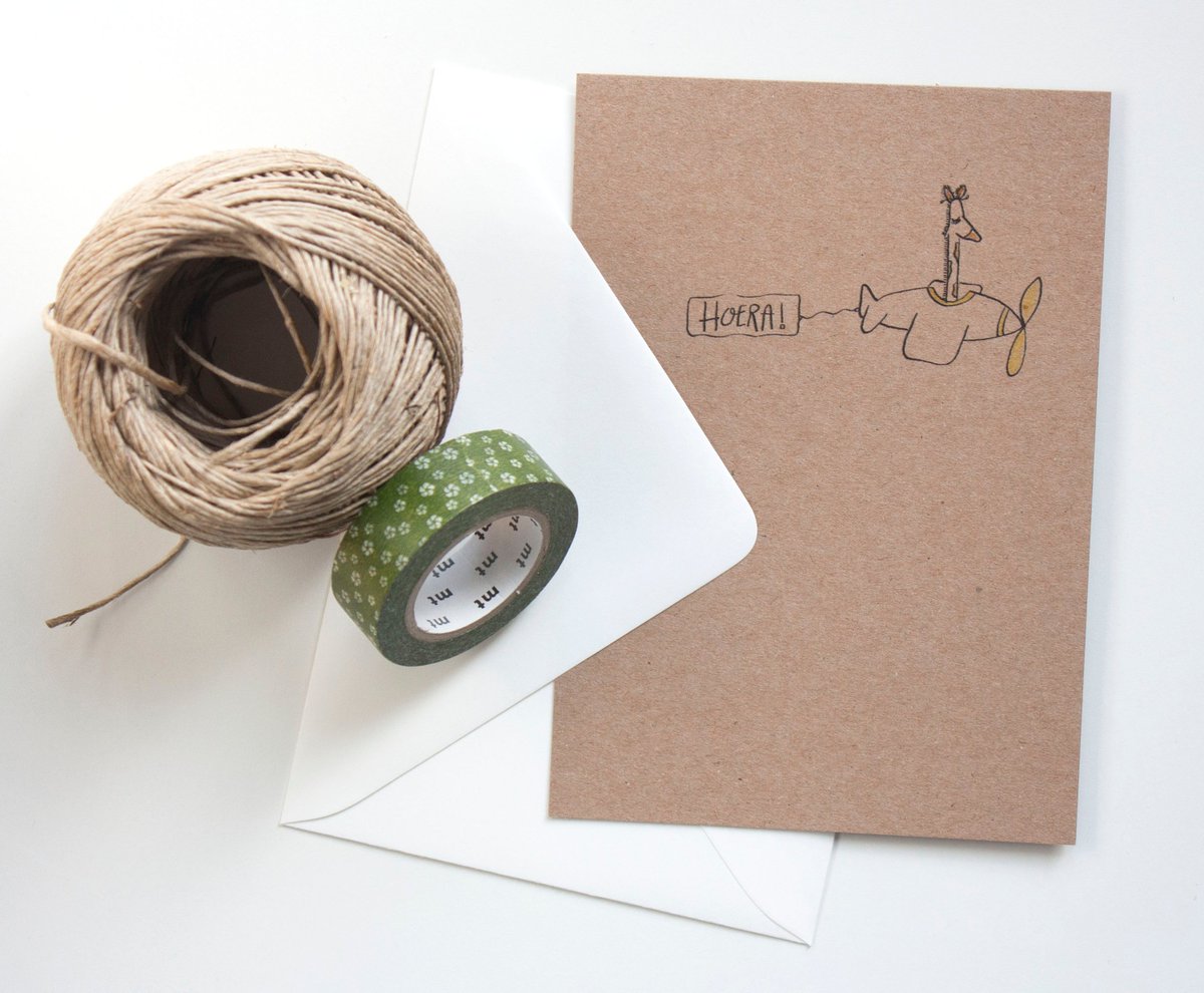 designedbythe's tweet photo. Postkaart van #kraftpapier met de tekst 'Hoera' en een leuke #illustratie van een vliegende giraf! | https://t.co/1CGexcJWuw | #wenskaart #felicitatie #geboorte #waterverf #verjaardag #handgemaakt #geboortekaartje #verjaardagskaart #hoera #giraf #vliegtuig #cute #Etsy https://t.co/5e898SOhsl