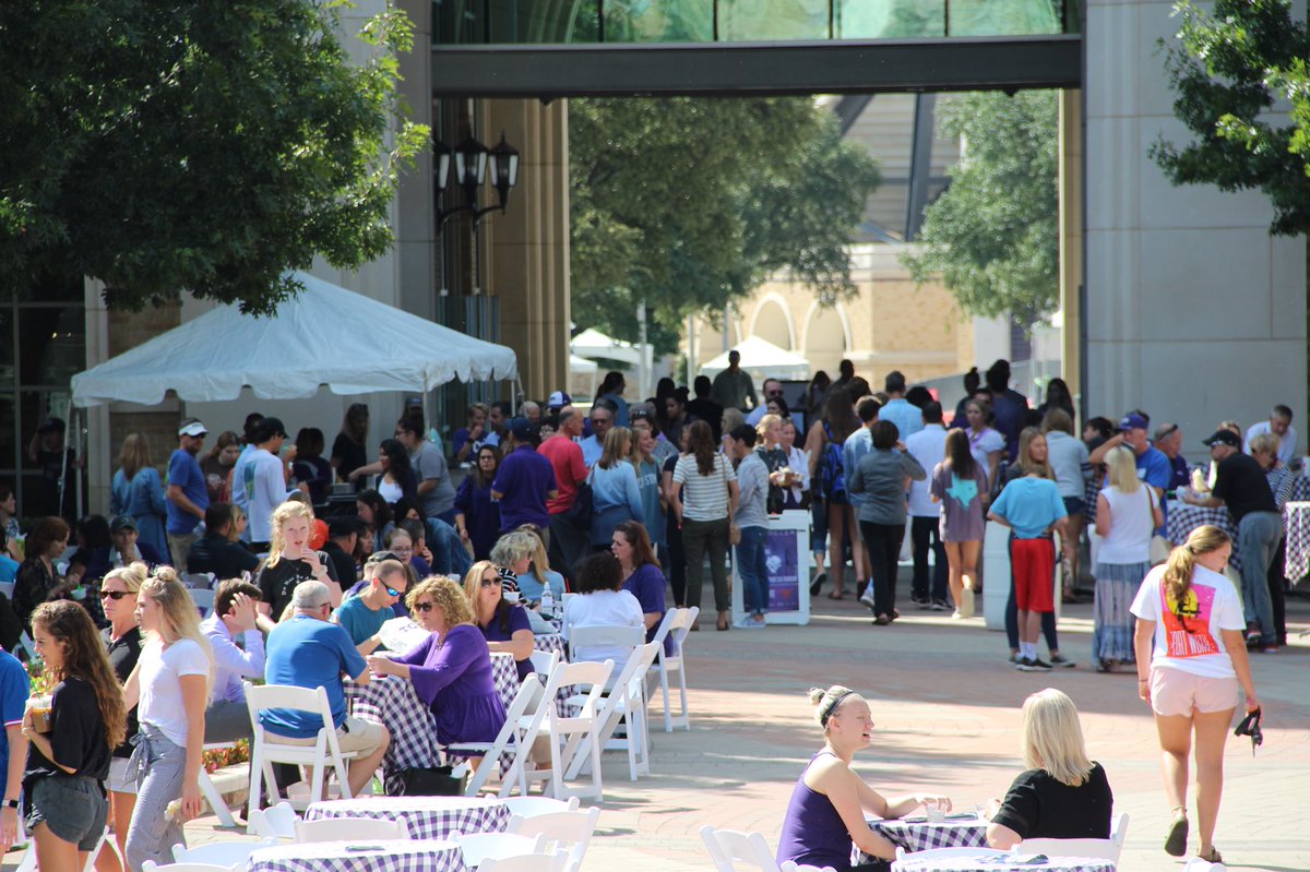 TCUDining's tweet photo. Kicked off family weekend at TCU with ice cream and pies by our catering team! Thanks to @gypsyscoops for coming out! But the star of the show was this adorable dog that wanted a photo shoot! #tcu #tcufamilyweekend #beatiowastate #catering https://t.co/hADaePxbOm