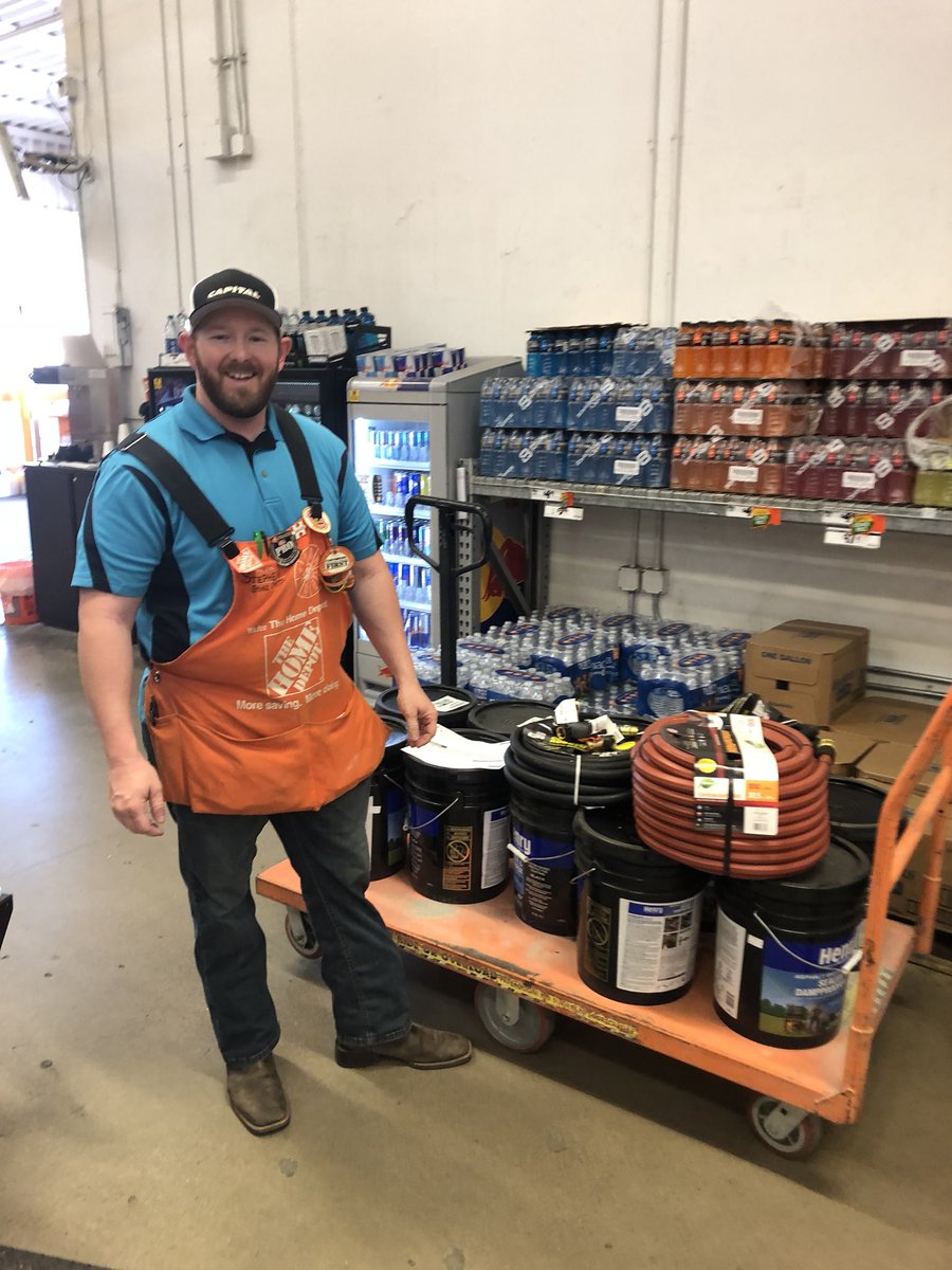 HChrisJones's tweet image. Great job to Stephen @thehomedepot #472 for marking a great sale today with #asphaltemulsion @TheHenryCompany @AndrewJensen66 #team472 #D130driven @jacki_mccord