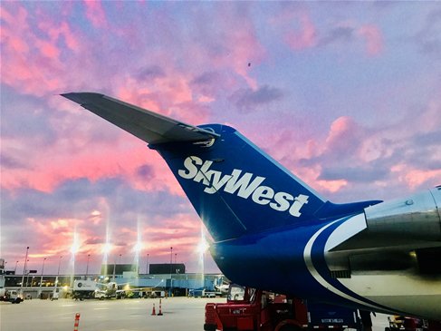 SkyWestAirlines's tweet photo. SkyWest has incredibly talented people and it shows! Here are some of the top photos taken by employees for our #OOAppreciationWeek “True Blue” photo contest. 

Join our amazing team at https://t.co/yAg4Vn7N9P https://t.co/DdUtE7UW5n