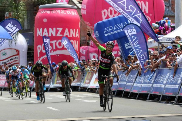 Superada la etapa 9, ganada por <a href="/Jaifran1986/">Jaime Castañeda</a>, del <a href="/OrgulloANT/">Fernando</a>, sólo 100 kilómetros separan a <a href="/AlexCanoArdila/">Alex Cano Ardila</a>, del @ColdeportesZenu, de convertirse en el nuevo campeón del #ClásicoRCN. - bit.ly/2RaWP8k - (Vía: <a href="/elmundomedellin/">Periódico El Mundo</a>).