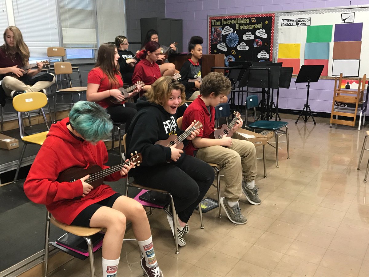 clms_music's tweet photo. 8th grade general music beginning ukelele studies! #gameonclms #rssarts @justintjames7 @CorriherLipeMS @kellyfeimster https://t.co/vsO9MUYW7t