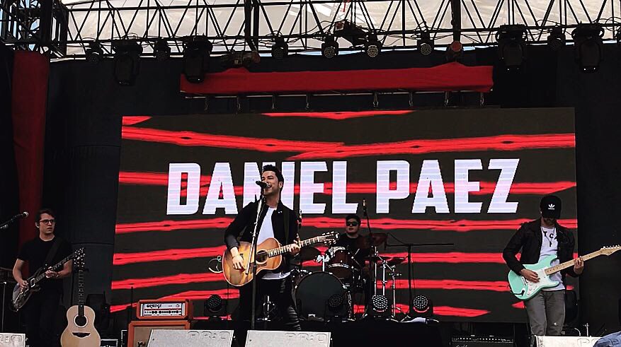 DANIELPAEZMusic's tweet photo. Hoy la pasamos genial cantando en #AldeaDigitalClaro y adivinen que canción invité a cantar a @doblancomusic? 😅

Gracias genios @eacostamusic, @andres_bracero y @andresilio1 🤘🏻 https://t.co/oAYUYv2rfc