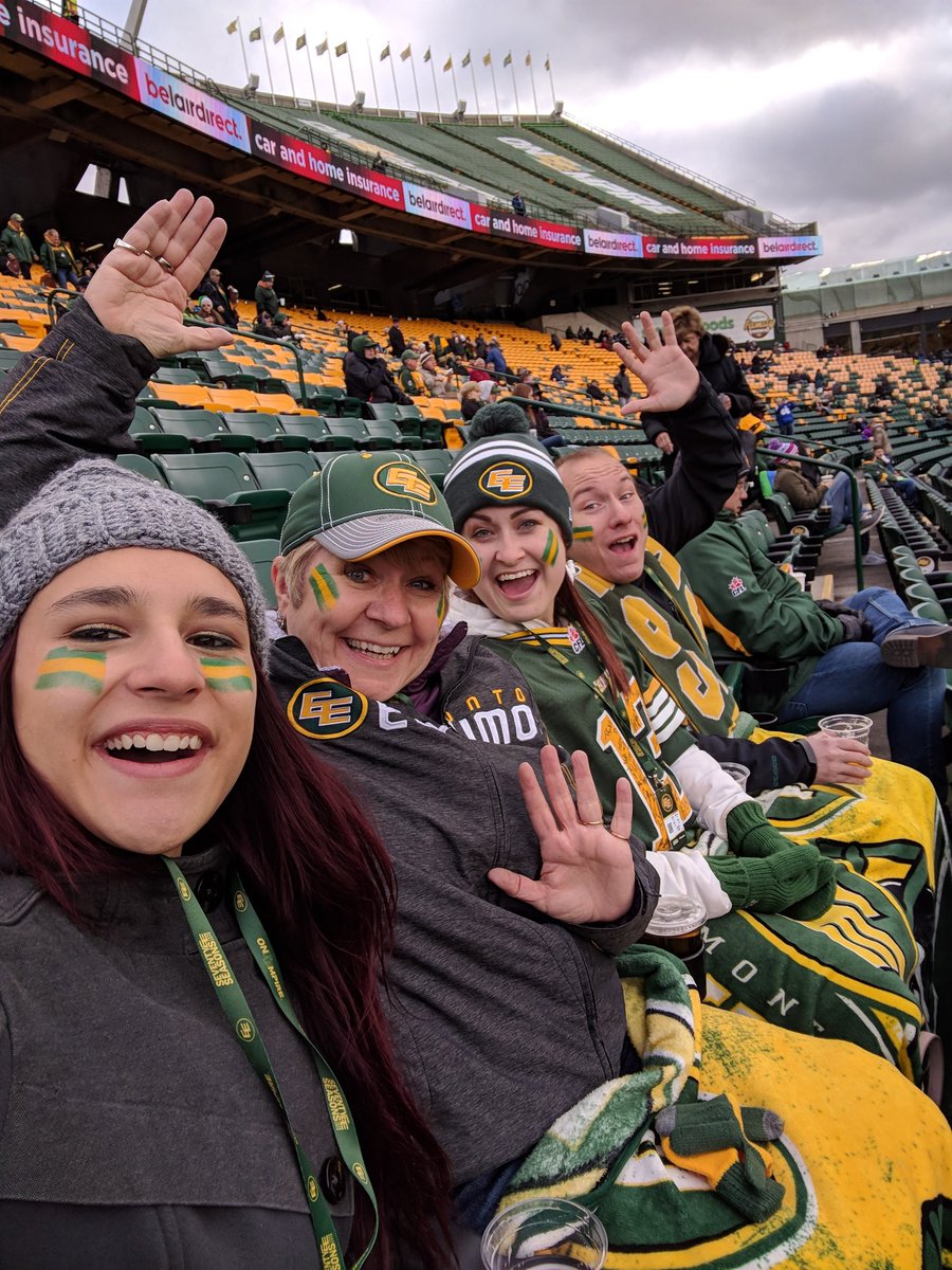StuffedHeathen's tweet photo. Go Esks!! #AllConnected #CFL #GreenandGold https://t.co/Y07qCnbmY4