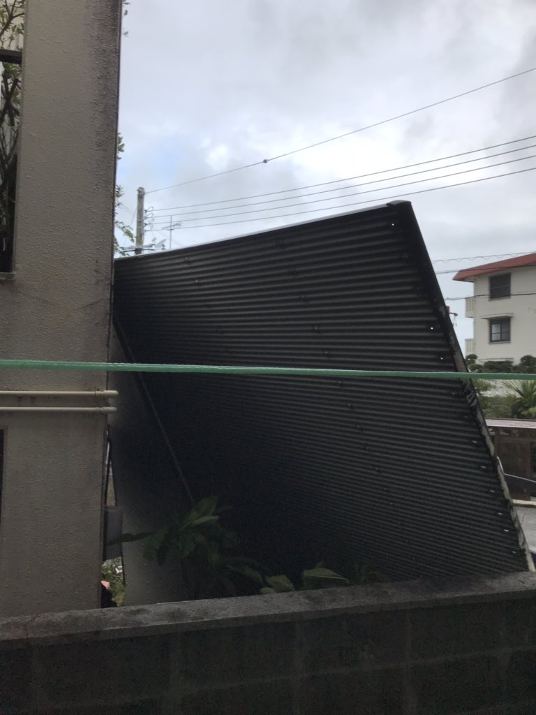 たかねのわこりん おはようございます 台風一過 停電復旧せず 今から選挙行ってきます お隣のカーポートの屋根 風向き次第ではうちに飛んできました 泣 これから台風の進路にあたる皆様気をつけて下さいね 沖縄本島久しぶりにやられました 台風