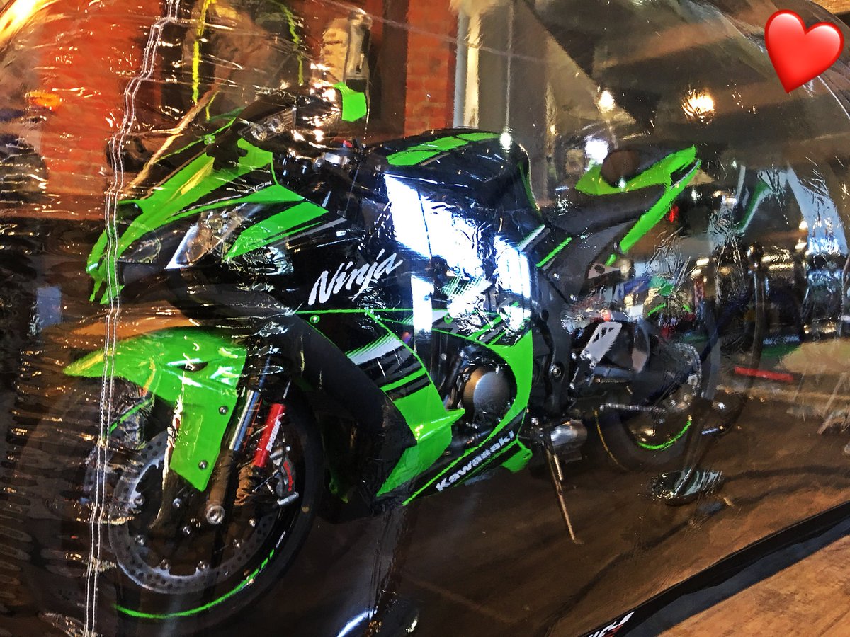 Luke_Rides_'s tweet photo. I just want to burst that Bubble 😍 👍 🏍 :)#worldsuperbike #supersport #kawasaki #racebike #supersexybike #stupidfast #greenandmean #superlux #veryrare #gentlemansmotorcycle #soverybeautiful #goodman #racemachine #exotic #zx10r #wsb #fashionbiker #incrediblepresence #wow #brembo https://t.co/Wra2WIfwNj