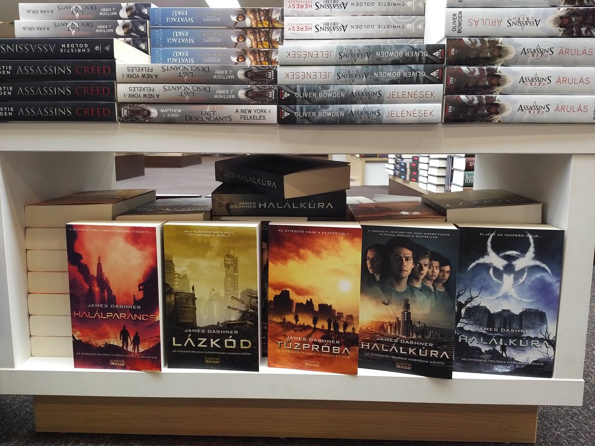 luzeless's tweet image. At the bookstore *-* #TMR #jamesdashner I love them!!!