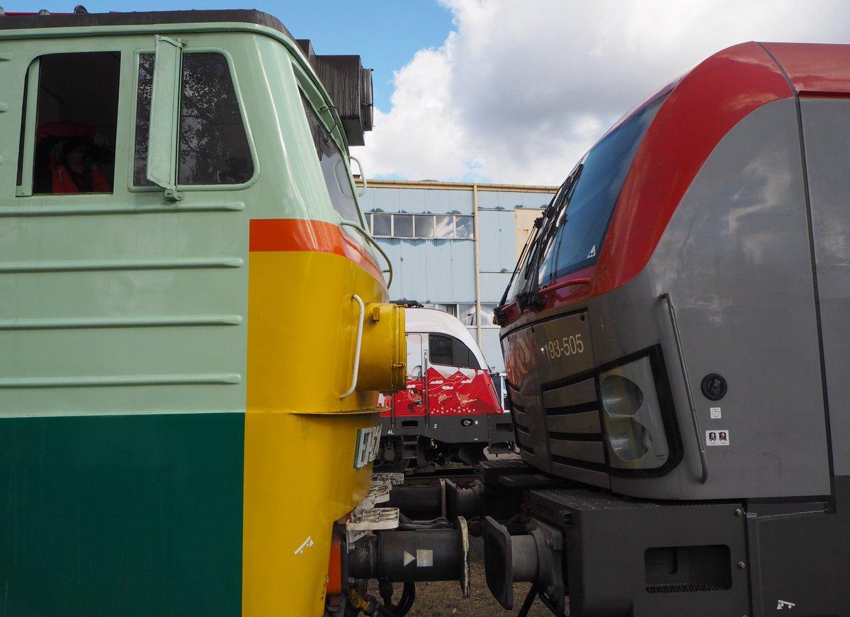 josviaque's tweet photo. Stare i nowe. #DzieńTransportu #PKP #PKPCargo #PKPIC #kolej #pociąg #ET42 #EU44 #EU46 #Warszawa https://t.co/scxM7k2Z4c
