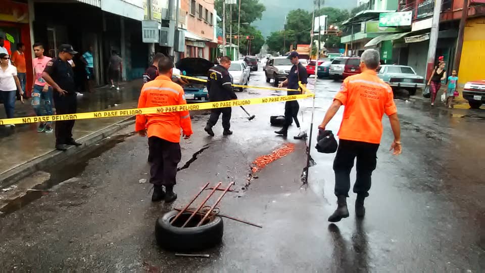 #Carabobo / #Naguanagua

Hundimiento en la vía, calle 190 entre Av Universidad y Av Bolívar.