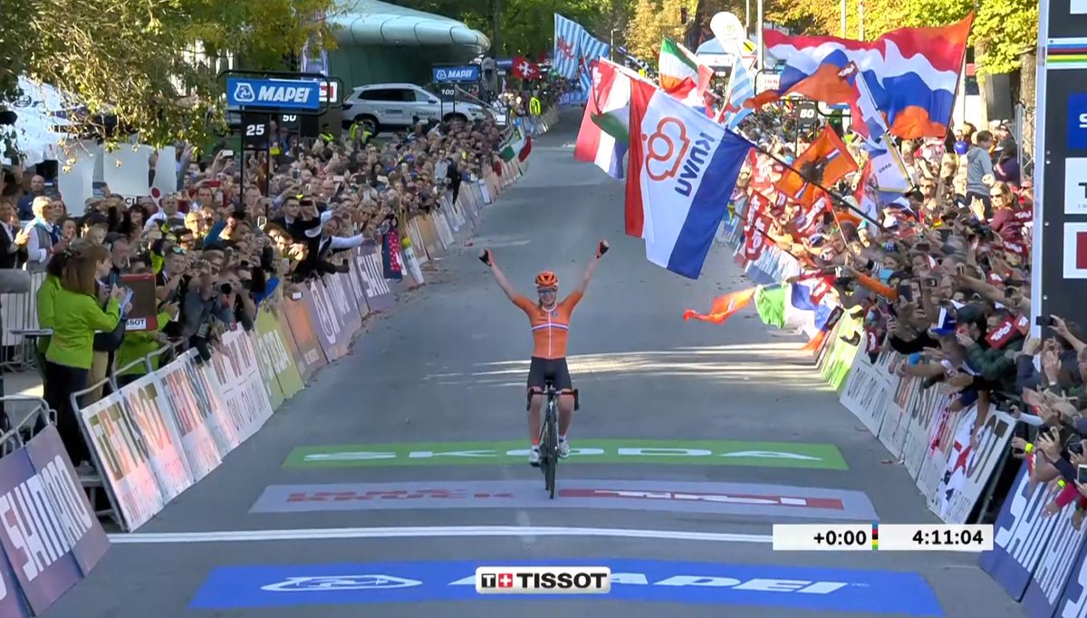 ADSportwereld's tweet photo. 🎥Bewonder, huiver, geniet en word stil van de indrukwekkende solo van Anna van der Breggen: 40 kilometer rijdt ze alleen en zij wordt wereldkampioen. 
Hier de samenvatting van haar zegetocht ⬇️
https://t.co/yNYlTxUCK2 https://t.co/aPB6LdbuXo