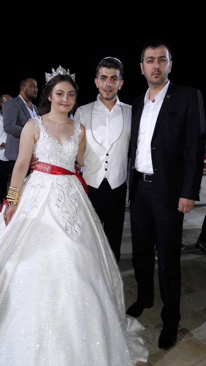 Damla ve Hüseyin kardeşimize bir ömür boyu mutluluklar dilerim. Allah yuvalarından rahmetini ve bereketini eksik eylemesin inşallah.

Ülkü Ocakları Bayraklı İlçe Başkanı
Tuncay ARSLAN