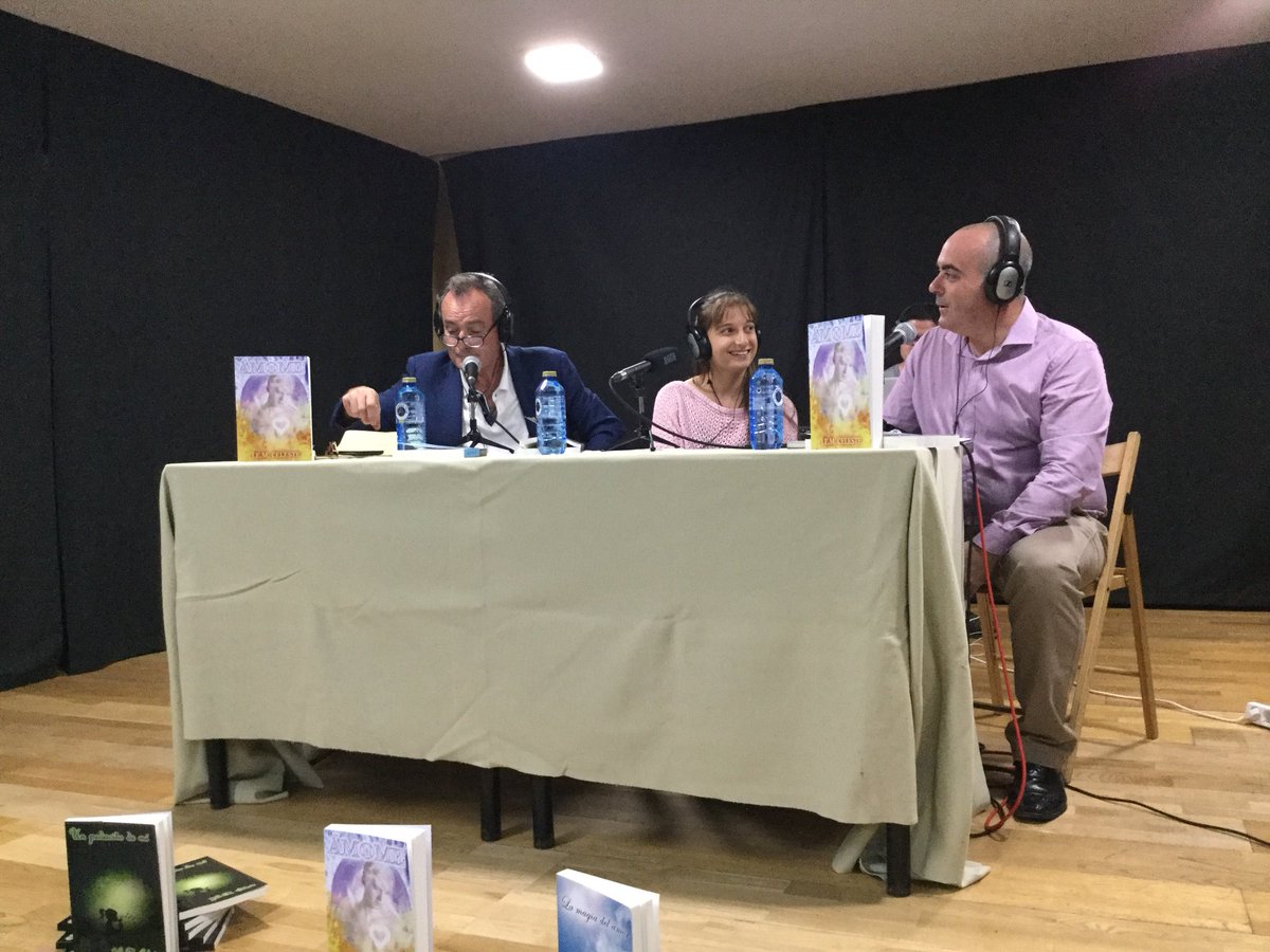 hola_mj_worlds's tweet photo. En la entrevista con Cristina y sus maravillosos libros!
#Ámome
#UnPedacitoDeMí
#LaMagiaDelAmor

Desde Badalona ha venido a Leganés esta persona estupenda y dulce a la que me alegro mucho de haber conocido 😄😘😘@JEM_Celeste 

@sabesleer1 https://t.co/HdemUpm53Y