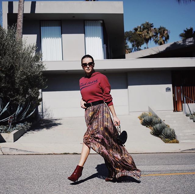 Juliacomil's tweet photo. Fall in California! 🌴 🌴 only ! Could not find any orange leaves 🍁 🍂!
Love the modern house in the background!
Dress and sweater by @bashparis 
Sunglasses @longchamp 
Boots: @whowhatwearcollection 
#bashmuse #bashparis #whowhatwearcollection #mywhowha… https://t.co/NLVZK76tvl https://t.co/Du7JgFVAub