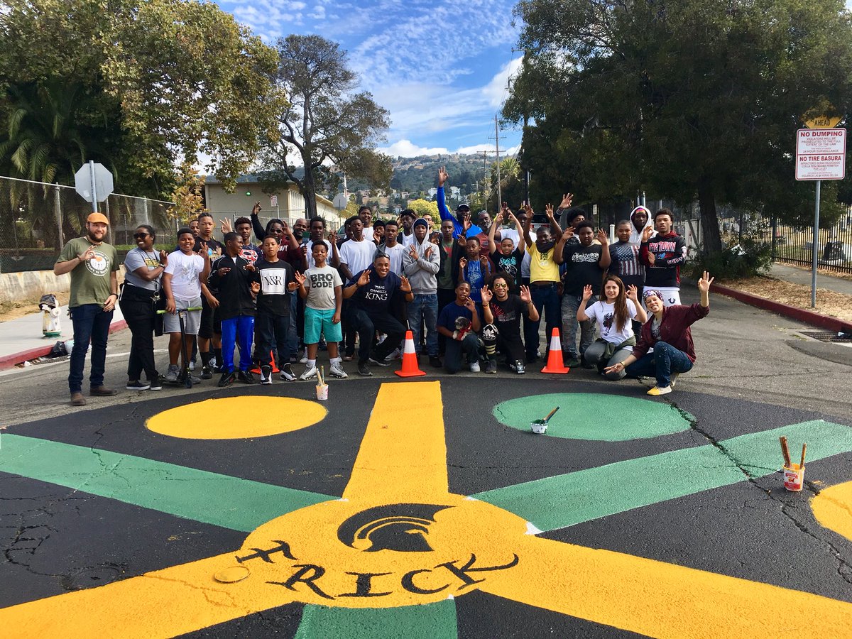 OakDOT's tweet image. A truly exuberant Paint the Town experience over here on 64th Ave &amp;amp; Brann St. Joined by some local painters from @FrickImpactAcad &amp;amp; the #OKProgram because you know it take the Town to #PainttheTown 🌳🎨🏘
