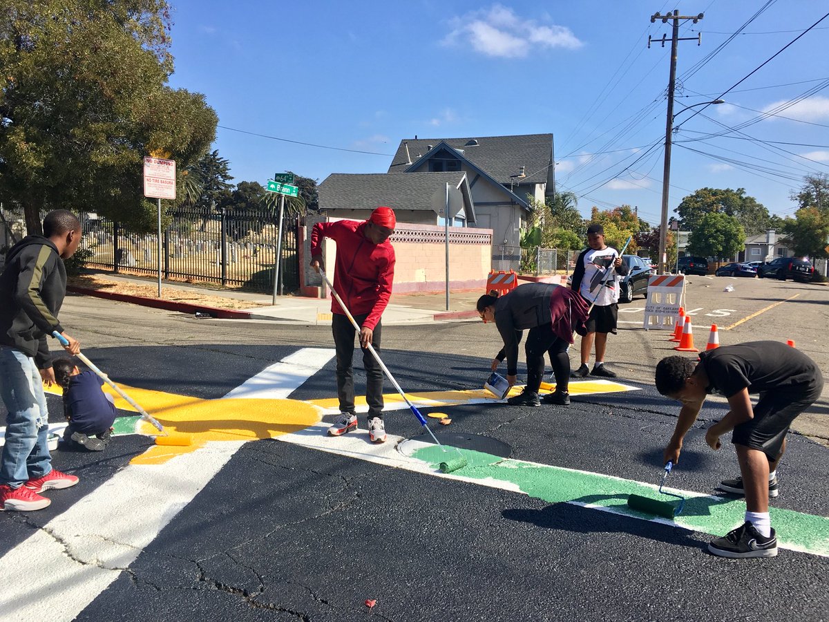 OakDOT's tweet image. A truly exuberant Paint the Town experience over here on 64th Ave &amp;amp; Brann St. Joined by some local painters from @FrickImpactAcad &amp;amp; the #OKProgram because you know it take the Town to #PainttheTown 🌳🎨🏘