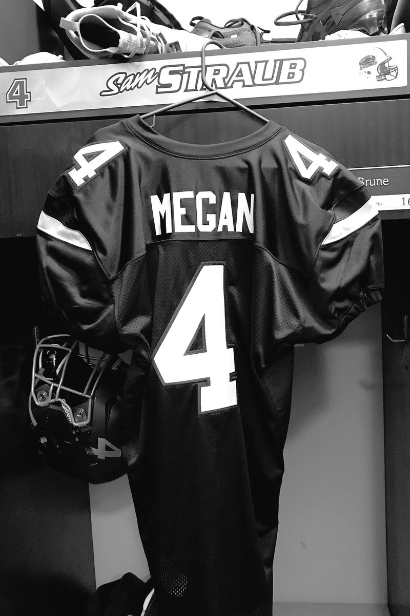 sam_straub4's tweet photo. #Gameday- so much bigger than a game today. Black Out For Cancer. #BeatUSD https://t.co/4BerlLeAs3