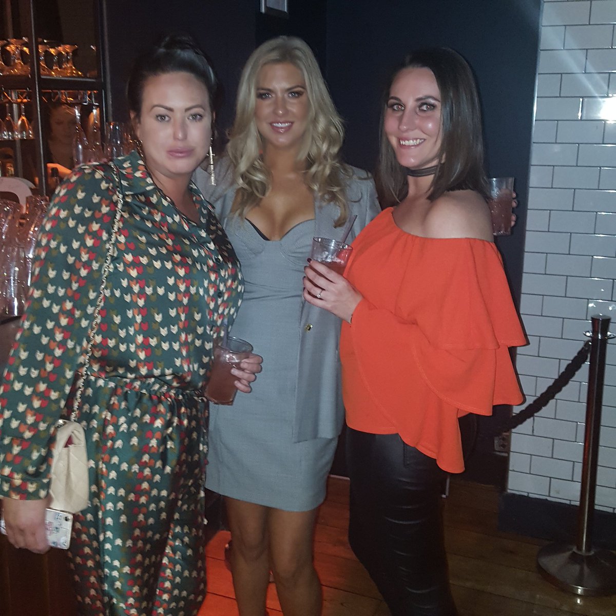 LucyD_Wilson's tweet photo. London Drinks with my Girls 😍 #London https://t.co/W4653IiKuS