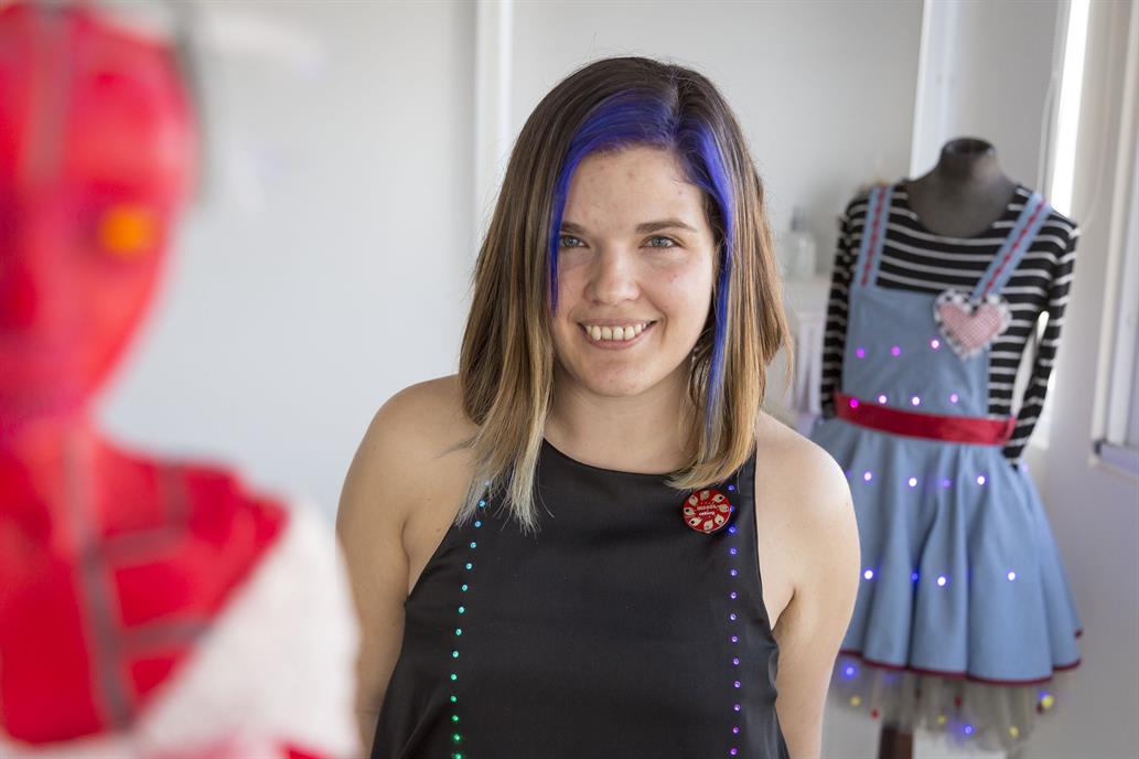 piscitelli's tweet photo. Eliana Guzman diseñaba vestuario de ópera y hoy hace vestidos con electrónica e impresiones 3D https://t.co/MvOEu53KPy - @circular_innova NordeltaCC #electrotextiles #loquehayquesaber @daklar @gpandiello @julitoalonso @datosuba https://t.co/y6ZtTzDrJf