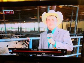 DustinVoice's tweet image. @BCEliteVincent is out helping @WolfAbilene with a remote and is wearing a cowboy hat in his Facebook live... I couldn’t not remember this jem #nativetexan #liveshot #rodeocoverage #oneforthescrapbook @KTABvictor @KTABTV