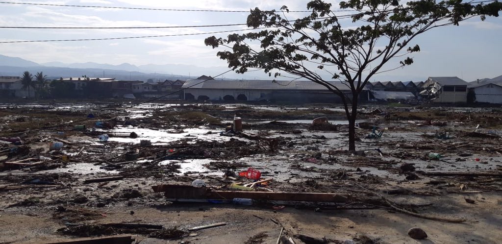 SkyAlertMx's tweet photo. Se reportan 384 personas fallecidas por el #terremoto de M7.5 y #tsunami de ayer en Palu, Indonesia.
Fotos @Sutopo_PN https://t.co/RCjCFHPWNL