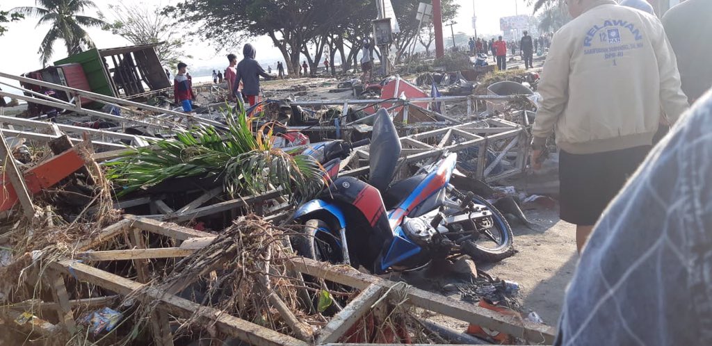 SkyAlertMx's tweet photo. Se reportan 384 personas fallecidas por el #terremoto de M7.5 y #tsunami de ayer en Palu, Indonesia.
Fotos @Sutopo_PN https://t.co/RCjCFHPWNL