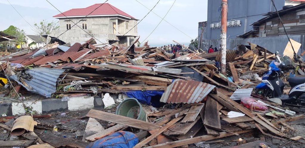 SkyAlertMx's tweet photo. Se reportan 384 personas fallecidas por el #terremoto de M7.5 y #tsunami de ayer en Palu, Indonesia.
Fotos @Sutopo_PN https://t.co/RCjCFHPWNL