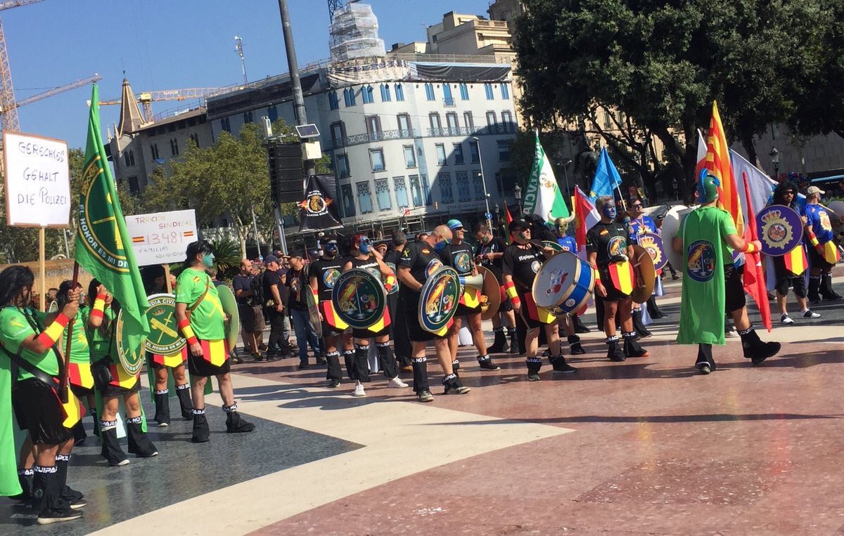 CataloniaHelp2's tweet photo. Ludicrous rally by the Spanish police in Barcelona to homage the policemen that beat Catalan on October 1st; they were outnumbered by thousands of Catalans #NoPassaran https://t.co/x7ZUj8ypeZ https://t.co/aKfasWbZM7