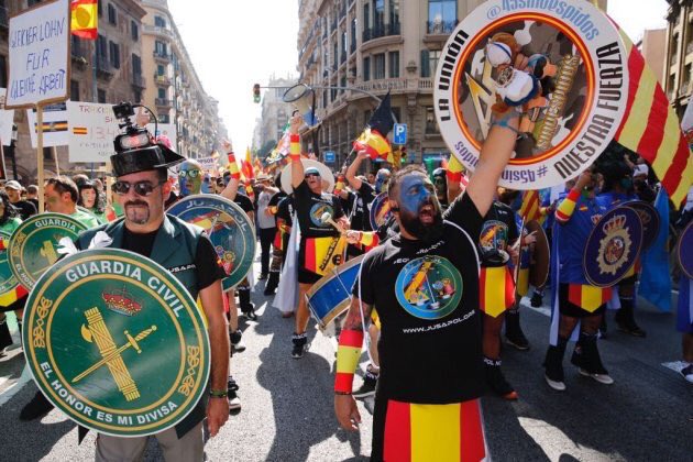 CataloniaHelp2's tweet photo. Ludicrous rally by the Spanish police in Barcelona to homage the policemen that beat Catalan on October 1st; they were outnumbered by thousands of Catalans #NoPassaran https://t.co/x7ZUj8ypeZ https://t.co/aKfasWbZM7