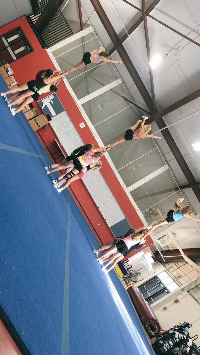 MascoCheer's tweet photo. Wham 💥 #mhsvc #push #allcaps #allthetime https://t.co/r5TVGxBCw7