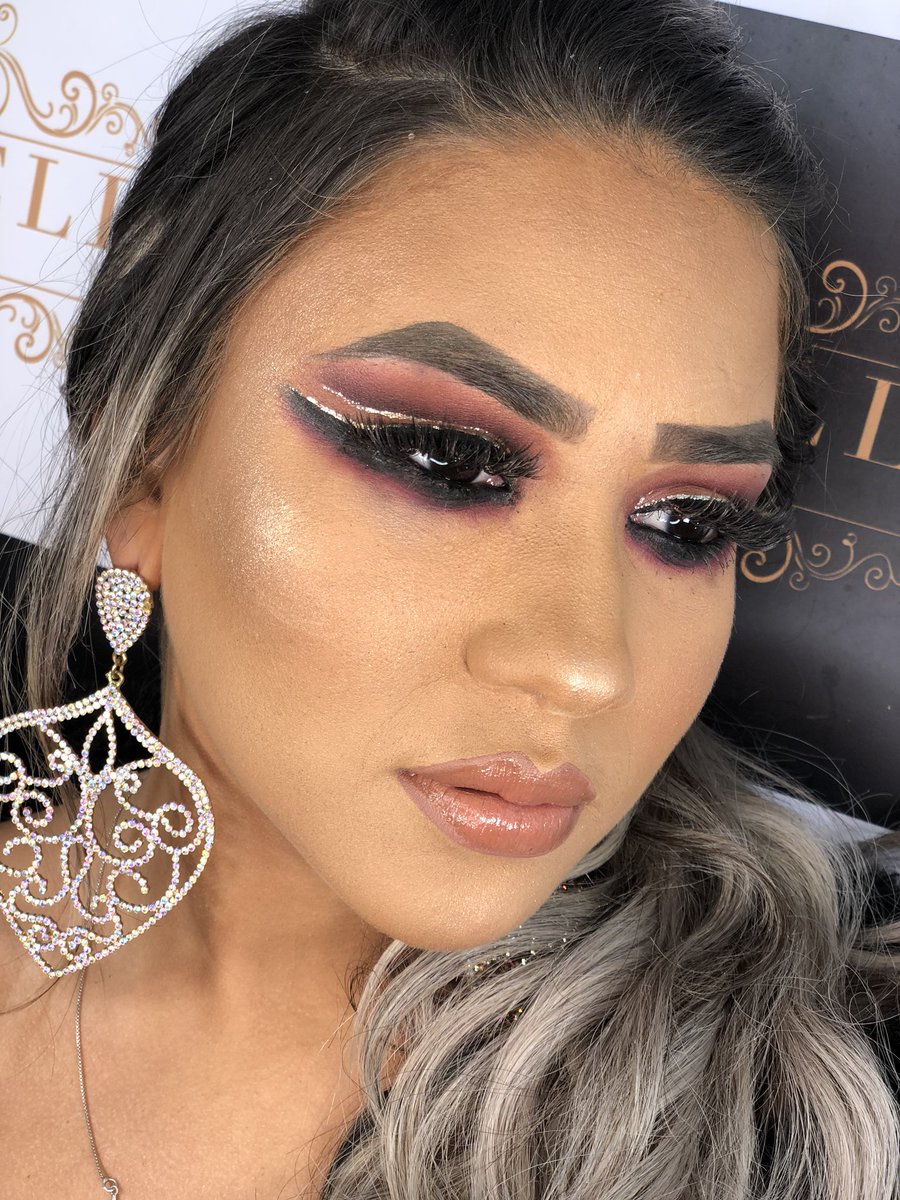 rafa97858803's tweet photo. Aquela make de se admirar o tempo todooooo, amo make bem dramática pra começarmos esse sábado bem 😍👌🏼😽😱❤️🤗 Modelo: @daianalinss
#peleiluminada #makeup #cutcrease #cutaberto #delineado #delineadoduplo #fitadeglitter #makebasica #makerosinha #rosinha #olhotudo #delineado https://t.co/3CmUp6te2n