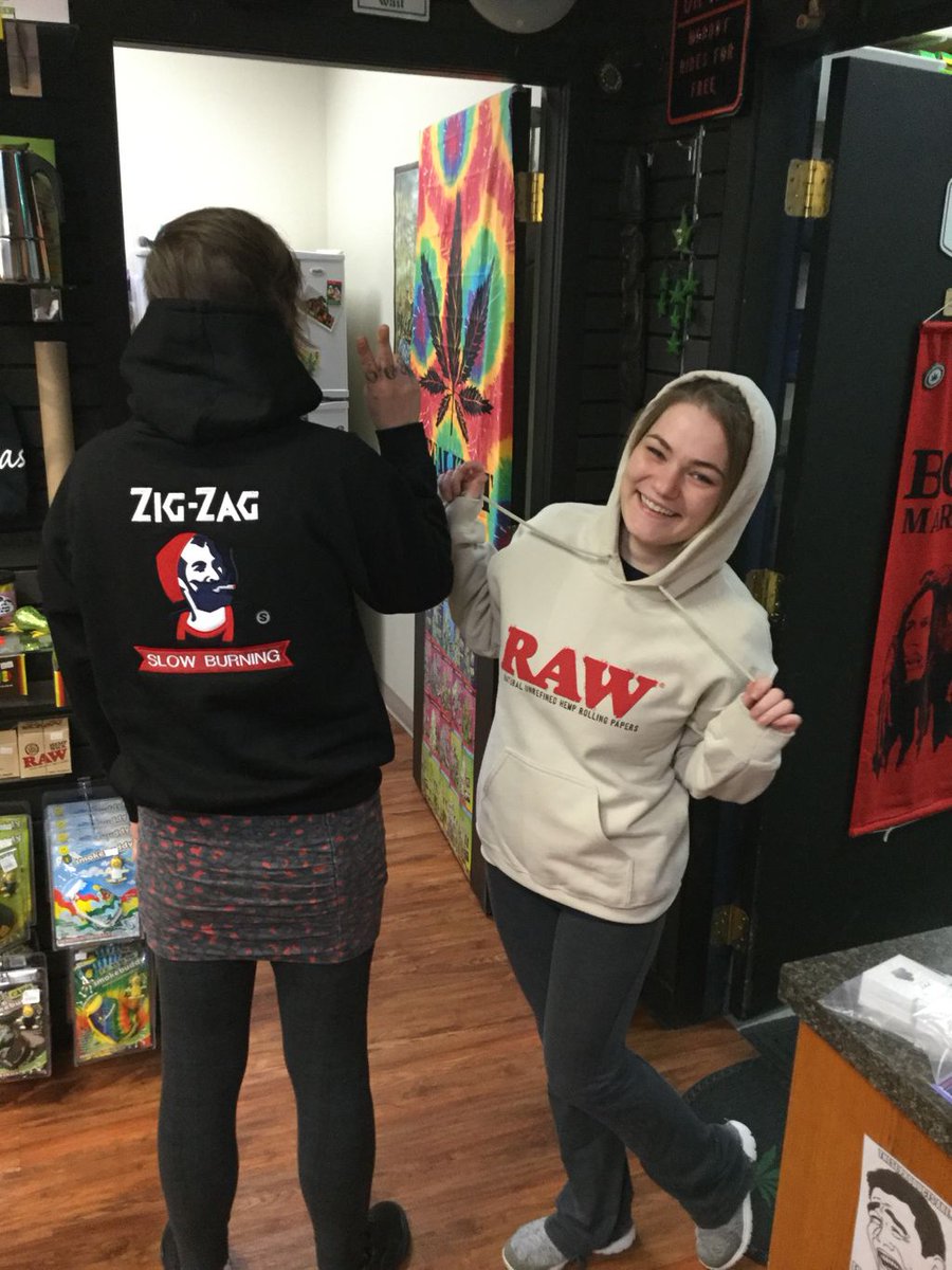 GordsSmokeShop's tweet photo. Stylin’ unisex hoodies by your favourite rolling paper brands! Stay warm in this ever-changing Alberta weather!! #RawRollingPapers #ZigZagRollingPapers #comfysweaters #sweaterweather #AlbertaNecesseties #keepwarm #gordssmokeshop https://t.co/CklTYNpyrX