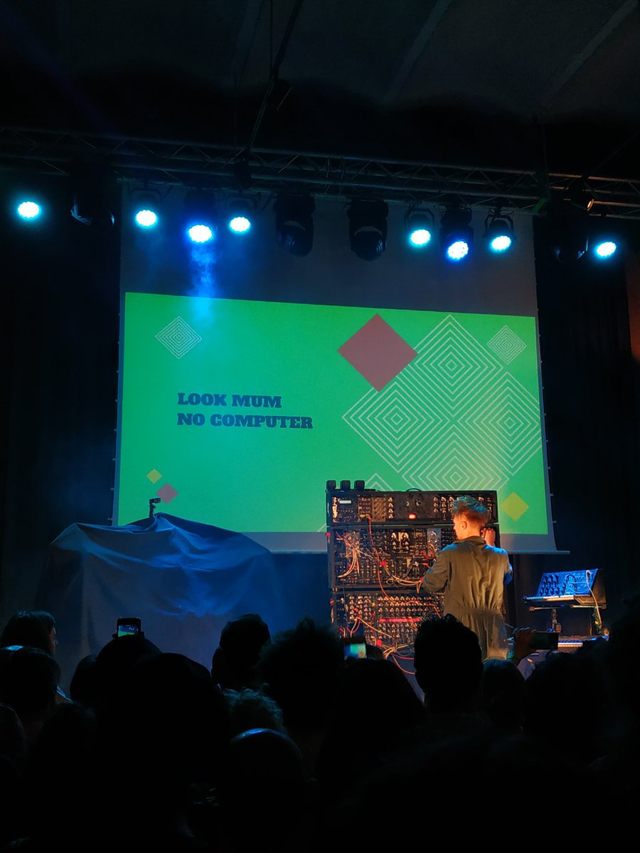 Curiosus_fest's tweet photo. ¡@LOOKMUMNOCMPUTR está ya sobre el escenario y nos espera una sorpresa! ¿Qué será? Lo descubriremos en unos minutos en #MovistarCuriosusFest https://t.co/YjqlMy6Ufw