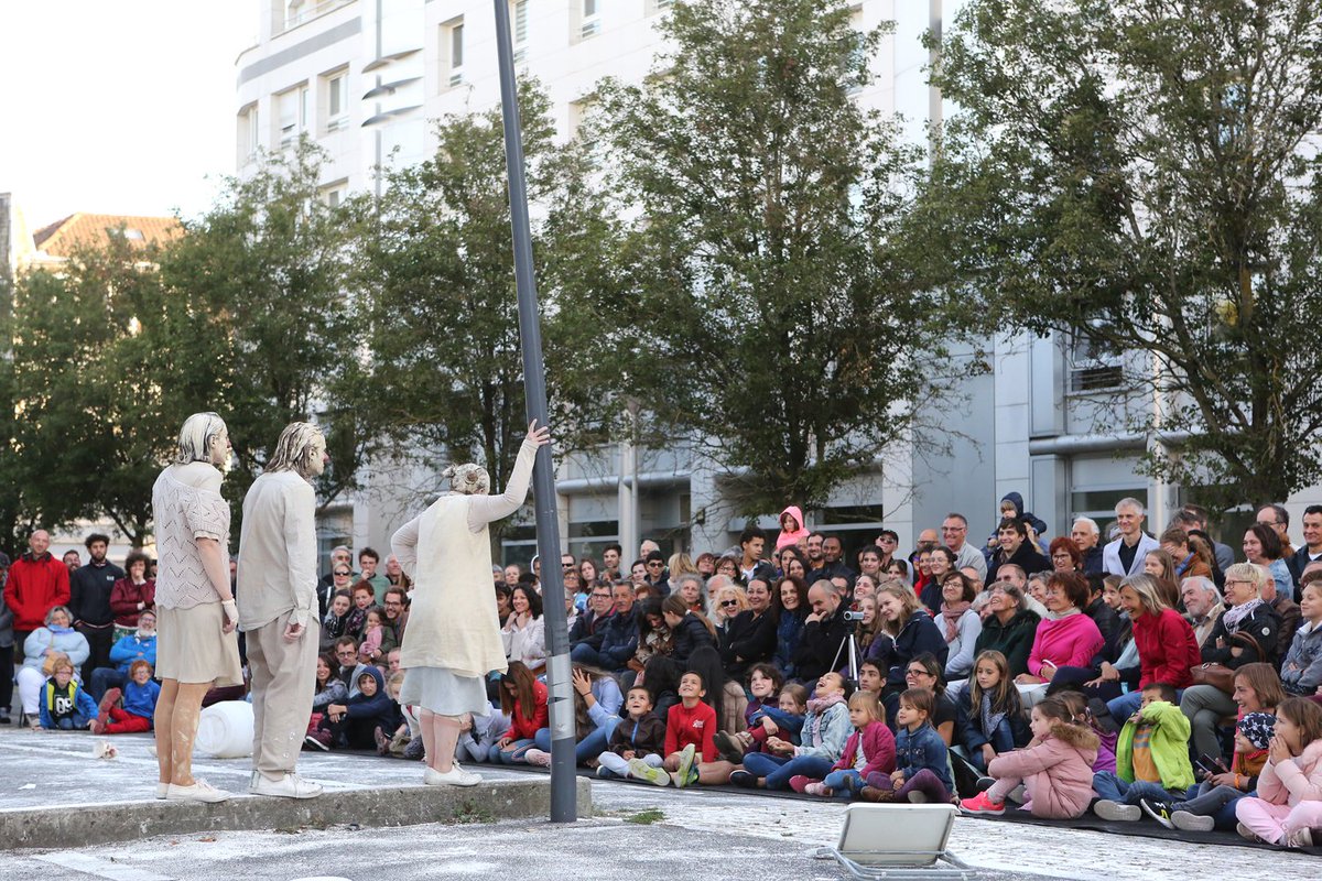 @La_Filature est en fête pour l'ouverture de la #saison1819, célébrant son 25e anniversaire à #Mulhouse !🎉🎂 Au menu, #théâtre avec le <a href="/MunstrumTheatre/">Munstrum Théâtre</a>, #danse avec le Ballet #Preljocaj💃, #expo📸 #LesGorgan, concert gratuit sur le parvis et même du #miel maison à savourer !🍯