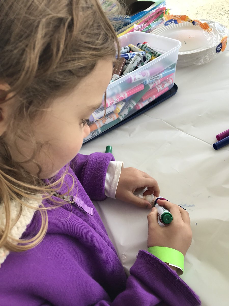 inthemkng's tweet photo. What a fun Saturday afternoon for the kids! Parachute cord bracelet making, coloring and more fun going on now @BethelWoods until 6pm and then again tomorrow from 10am to 6pm! #crafting #inthemkng https://t.co/L2ZUm0uD6A