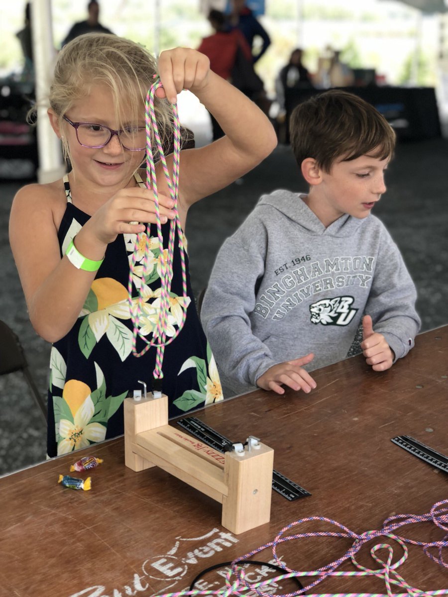 inthemkng's tweet photo. What a fun Saturday afternoon for the kids! Parachute cord bracelet making, coloring and more fun going on now @BethelWoods until 6pm and then again tomorrow from 10am to 6pm! #crafting #inthemkng https://t.co/L2ZUm0uD6A