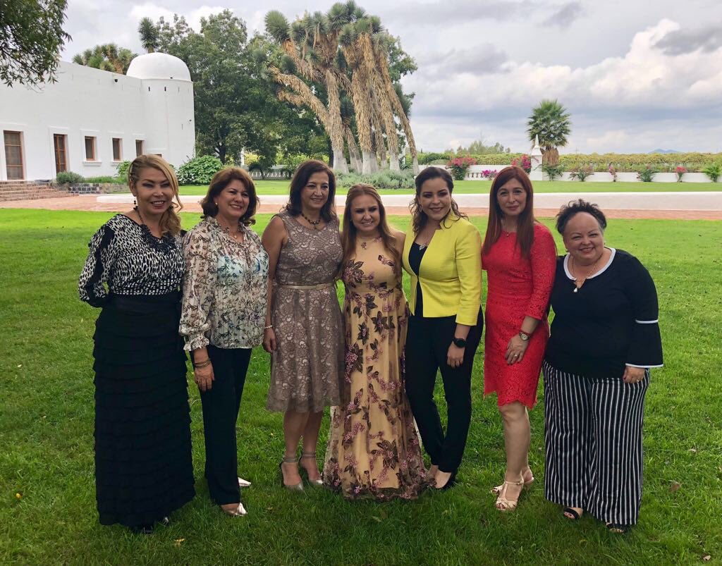 Boreque's tweet photo. Con grandes amigas acompañando a Marce Riquelme, celebrando la próxima llegada de su bebe! Muchas Felicidades a la Familia Alcorta Riquelme por tan grande Bendición. #FelizSábado https://t.co/yaGS4MhNHA