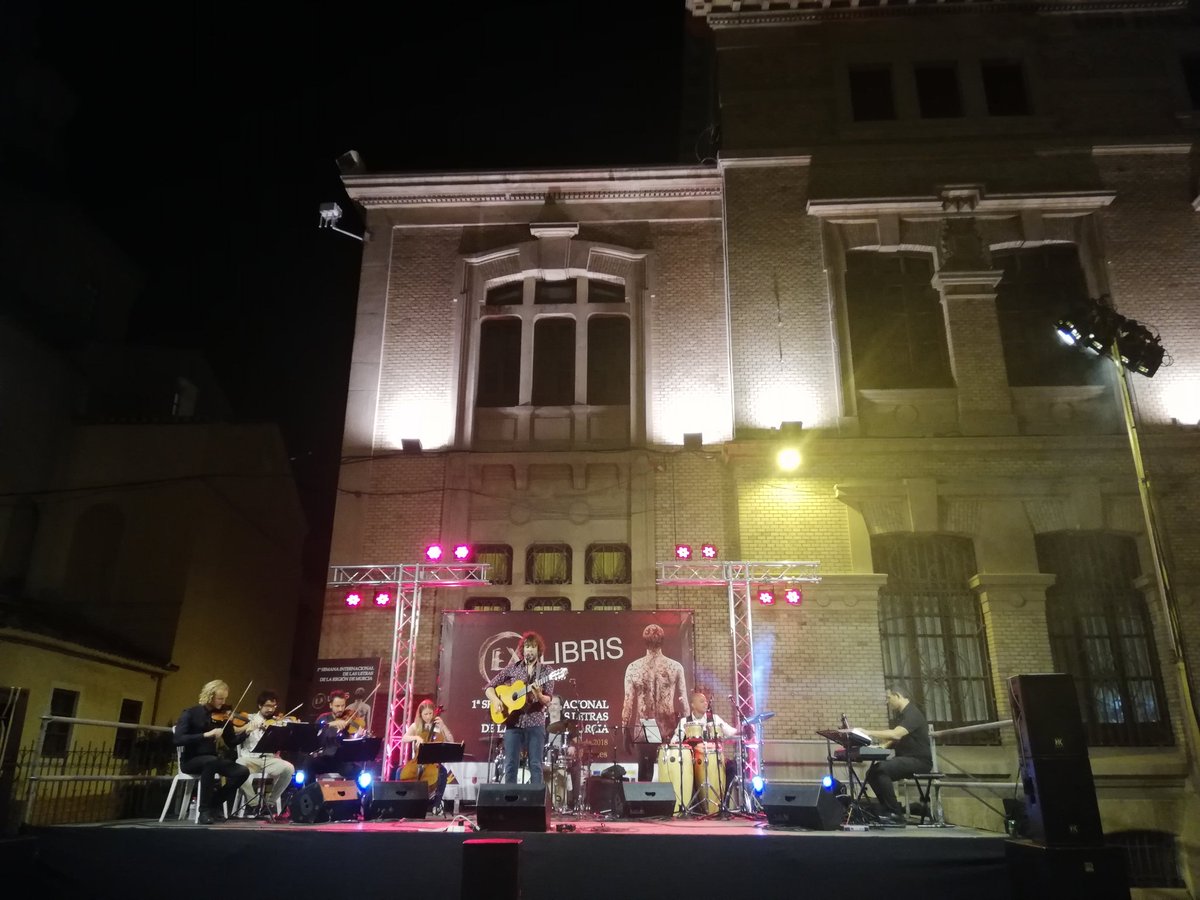 Noche de música con @MoyGomar en <a href="/Exlibrismurcia/">Exlibris Murcia</a>.
