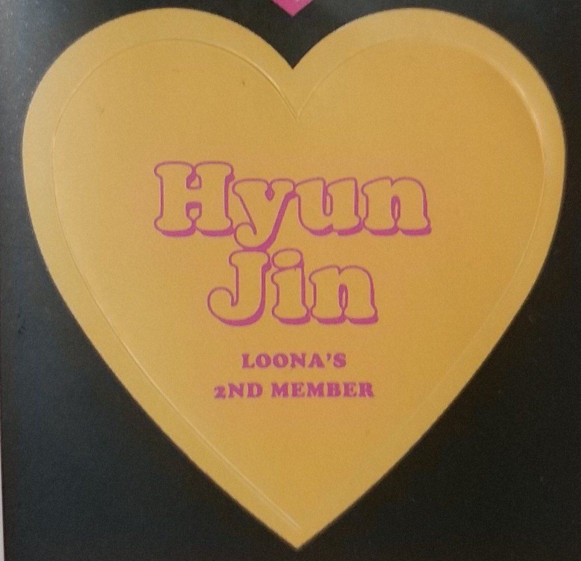 hyunjinsus's tweet photo. im SOBBING a kfan pointed out that heejin’s phone had a big hyunjin sticker my 2jin heart is aching https://t.co/MtAGrIMnOE