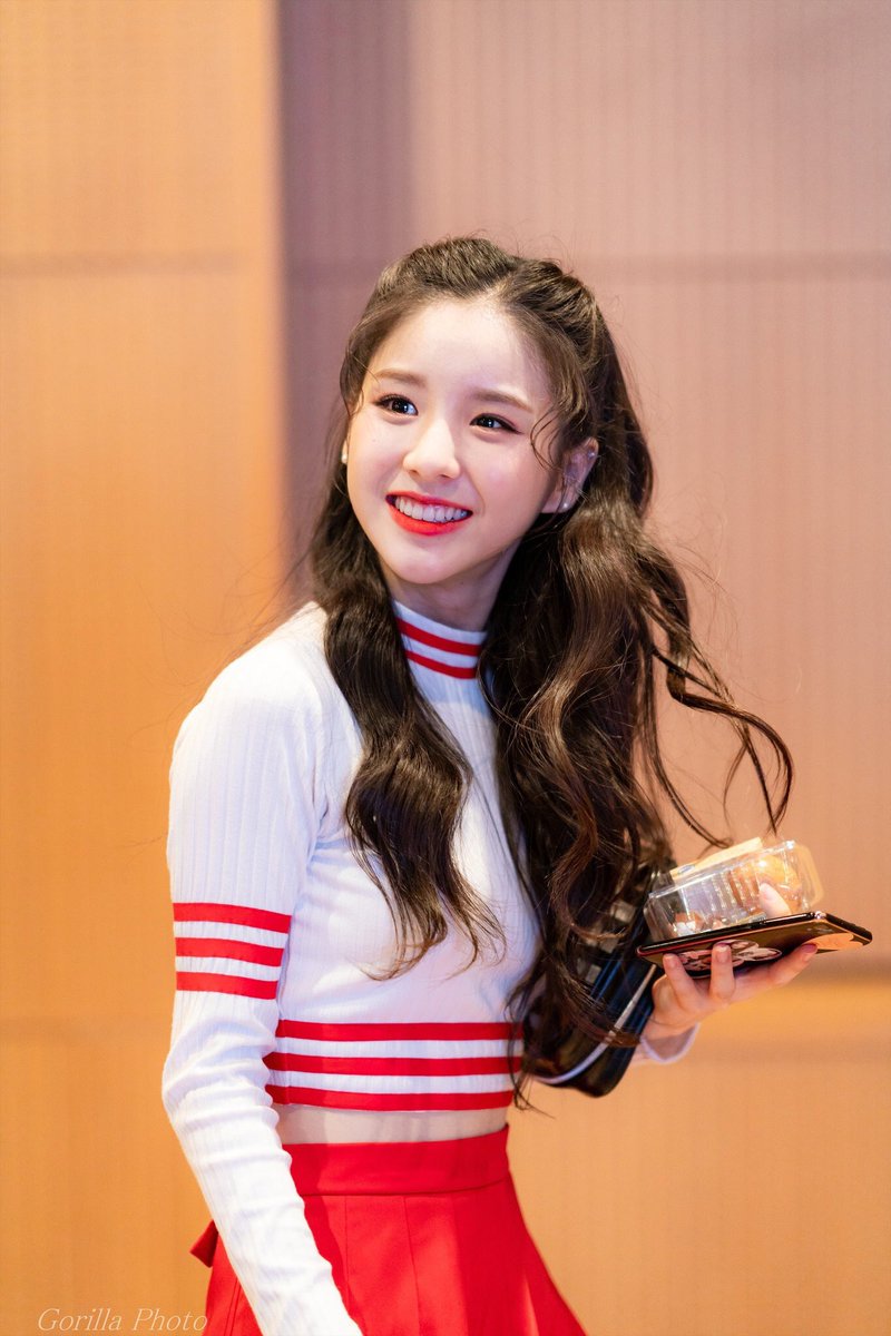 hyunjinsus's tweet photo. im SOBBING a kfan pointed out that heejin’s phone had a big hyunjin sticker my 2jin heart is aching https://t.co/MtAGrIMnOE
