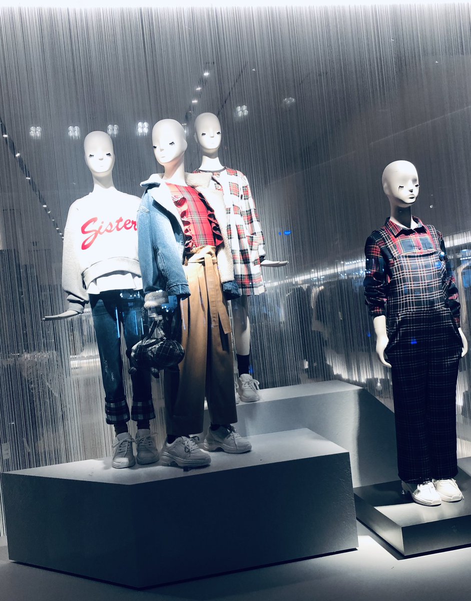 CINDYLPR's tweet photo. On Lincoln Road I’ve found these mannequins with weird faces.@zara Is portraying kids with darkness, sadness, emptiness, shamed, depressed and unhappy. Brands should be more careful about the messages they bring to people, especially kids. What do you think? #wrongmarketing #zara https://t.co/HszBZXUaf9