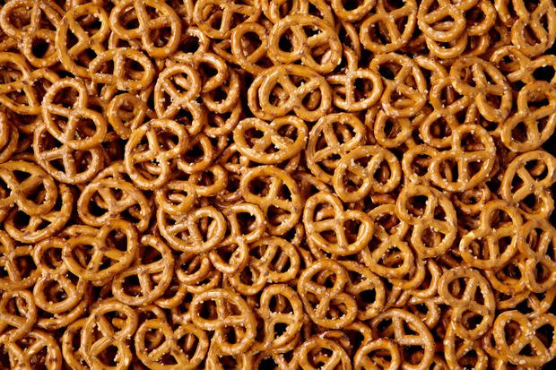 W_Shakespeaare's tweet photo. 11 of the Oldest Snack Foods We're Still Eating https://t.co/VlbQCCEEb1 https://t.co/6nohFudIeK