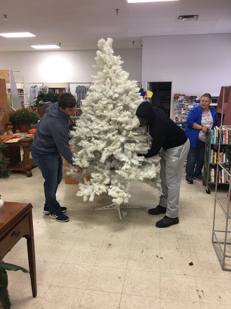 EIU_Baseball's tweet photo. Habitat Day at Habitat ReStore! EIU Baseball had a lot of fun helping out anyway they could. #Habitat #community #smashingthings https://t.co/XRpPKES1MR