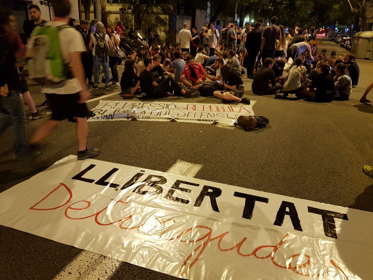 AlertaSolidaria's tweet photo. Cintinuem a la comissaria de les Corts de #Barcelona exigint la llibertat de les 6 companyes detingudes! Exigim el cessament immediat de @MiquelBuch
#SerAntifeixistesNoÉsDelicte
#NoPassaran
#NoHanPassat https://t.co/xyH6AEWDj1