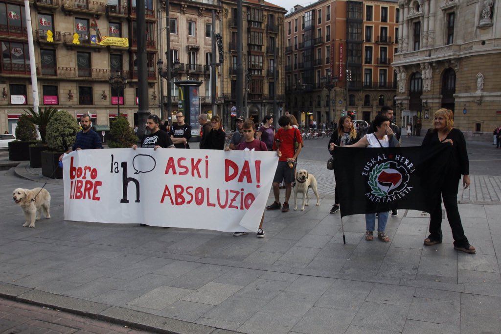 Antifaxismoa's tweet photo. Nuevamente desde #EITB ocultan el carácter fascista de los manifestantes unionistas de hoy en #BCN #Barcelona 

Ayer oculto los actos de apoyo en diferentes puntos de Euskal Herria y del Estado hacia @Boro_LH @LaHaineInfo 

@encausadosarana @Antifaxismoa https://t.co/Xu1V44Kpzm