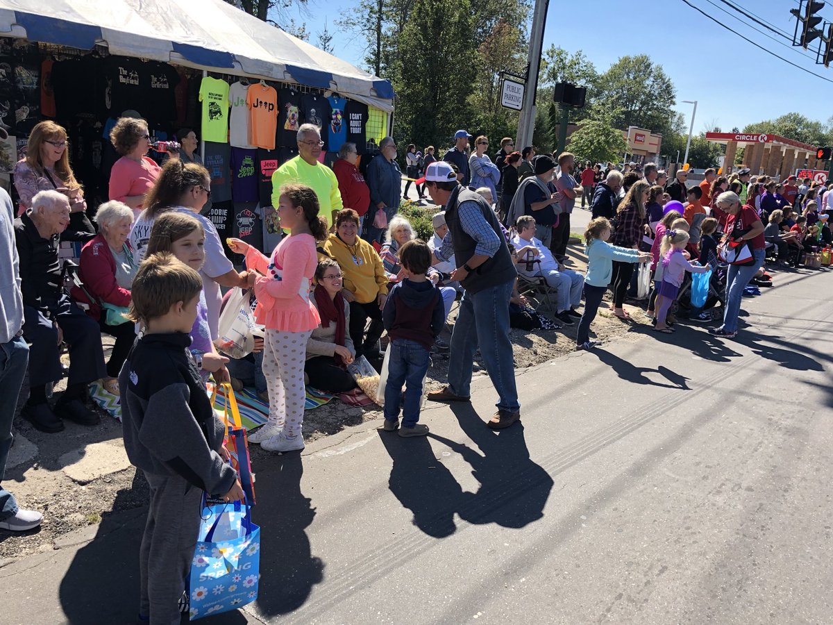 JimRenacci's tweet photo. Wonderful time at the Geneva Grape Jamboree this afternoon. Always enjoy meeting folks throughout the great state of Ohio! #OHSen https://t.co/JJT9Hk7APj
