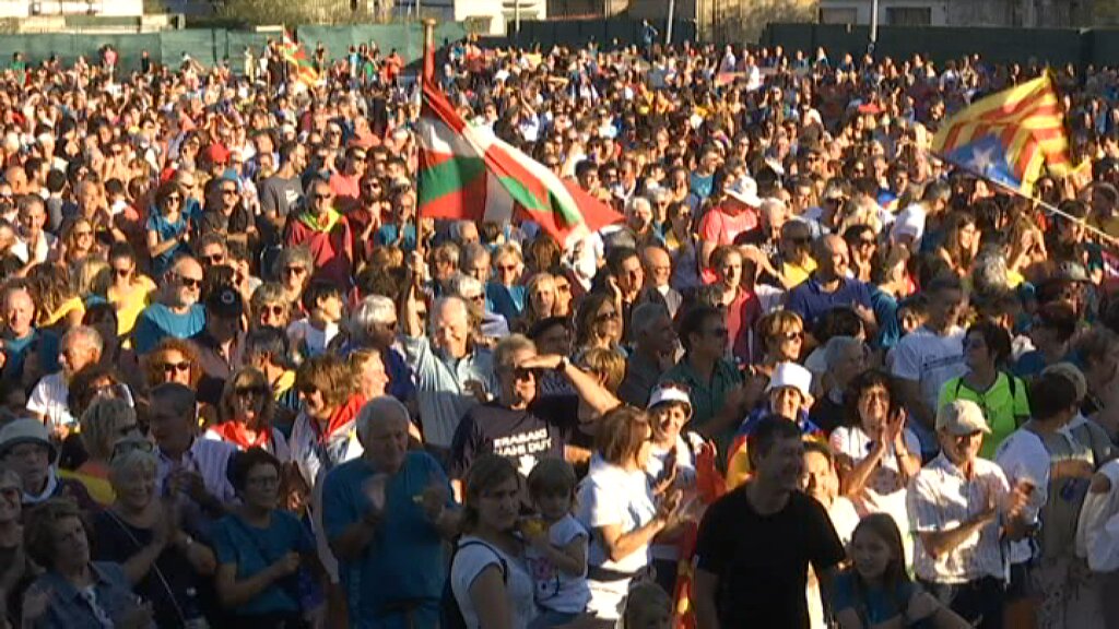 Milers de persones recorden l'1-O a Guernica, símbol dels drets del poble basc #1OTV3 bit.ly/2QiQyXc