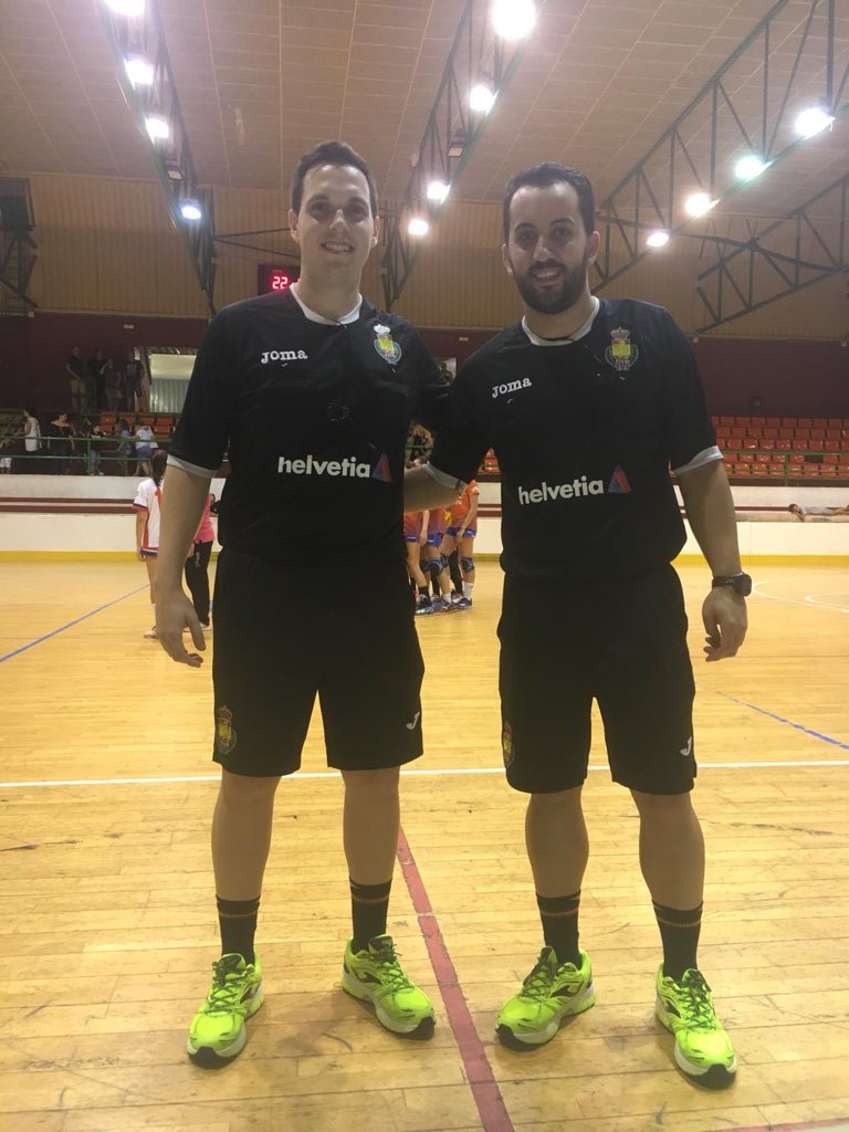 Nuestros compañeros <a href="/ManuBarrera1023/">Manu Barrera</a> y <a href="/davidgallego77/">david gallego</a> se estrenan en la categoría nacional por esta temporada en Valencia con un partido de División de Honor plata femenino

 ¡Suerte chicos, a por la temporada!