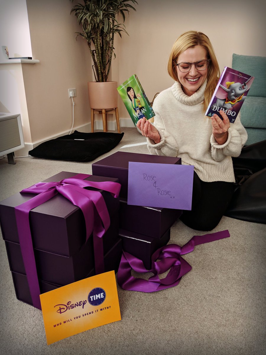 RoseEllenDix's tweet image. I've never seen someone so happy hahaha 💜 #DisneyTime