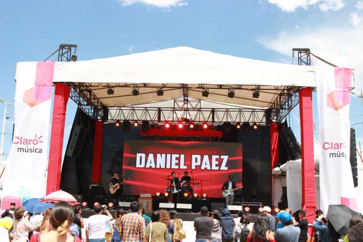 ClaroEcua's tweet photo. Las personas disfrutando del concierto de @danielpaezmusic. Escucha más con @claromusicaec en su #AsíSuena #ClaroAldeaDigital #TransformandoTuMundo https://t.co/AbpfYdQQPI