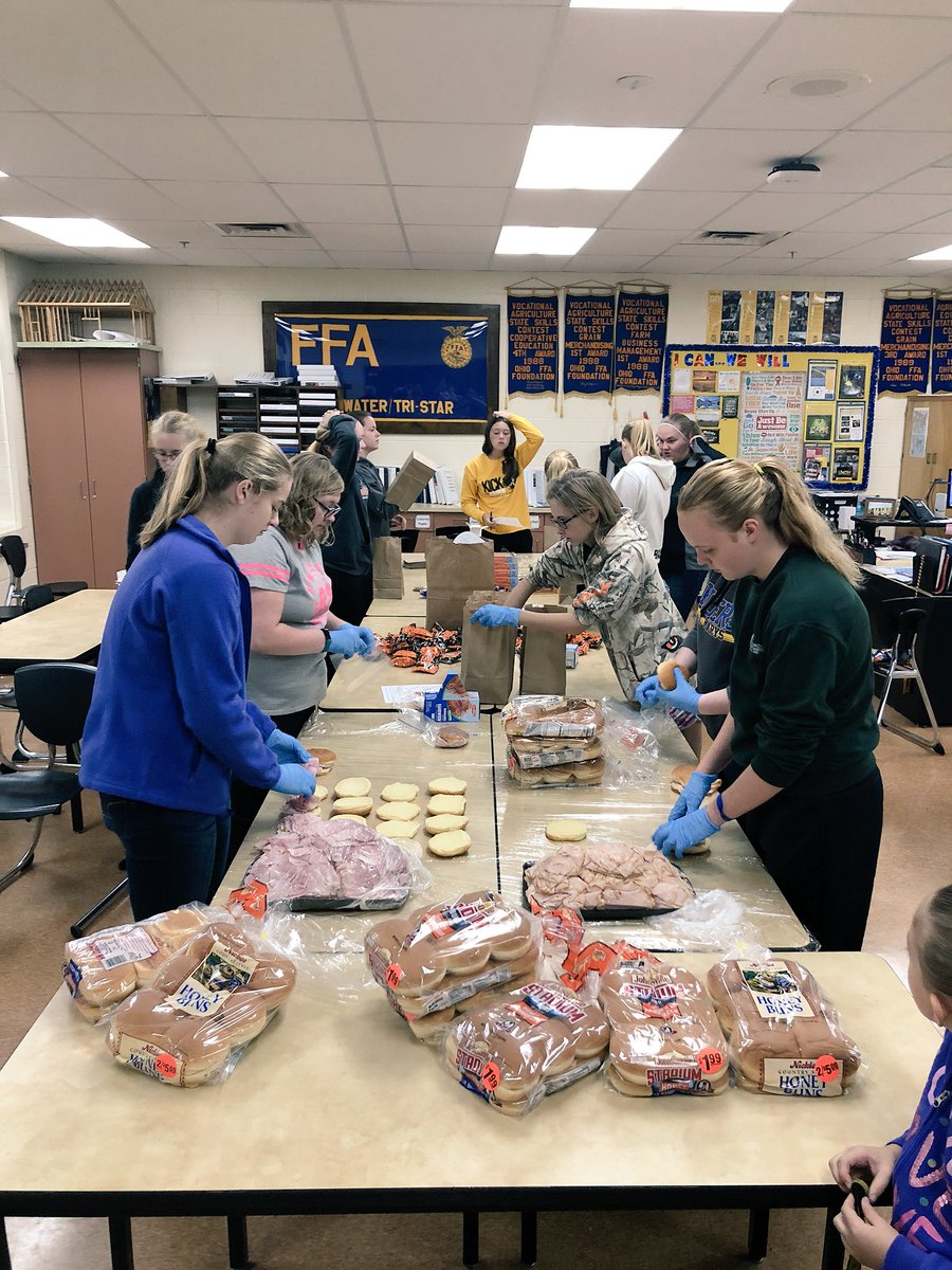 ColdwaterFFA's tweet photo. It might be Homecoming weekend at Coldwater High School, but it’s a HARVEST WEEKEND in the Coldwater Community. 🌽 
We had a great group of FFA members work together to pack meals and surprise some farmers in the fields today with a sack lunch. Farmers, have a great 2018 harvest! https://t.co/Hmx92YmEwV